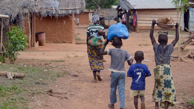 Coronavirus : comment scolariser mes enfants à la maison? - BBC News