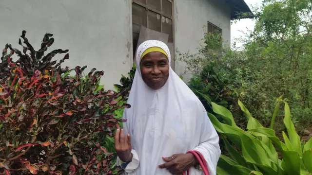 Bi.Safia Hashim akiwa nje ya nyumba yake ambayo aliijenga kutokana na fedha za mwani