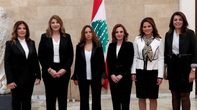 زینت عکر د لبنان له پنځو نورو ښځینه وزیرانو سره