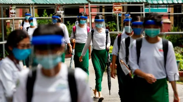 အထက်တန်းကျောင်းသားကျောင်းသူတွေ