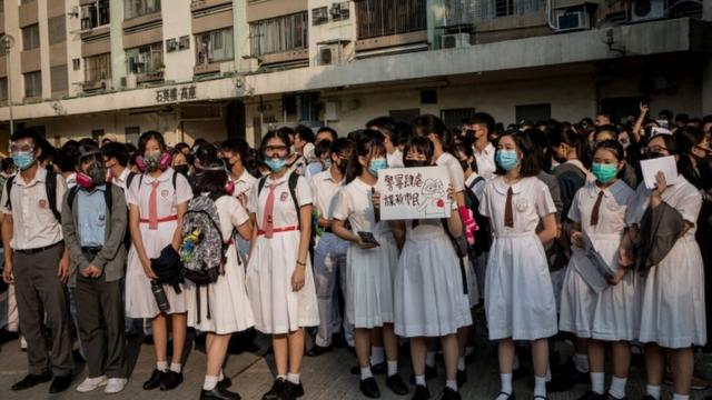 นักเรียนโรงเรียน Tsuen Wan Public Ho Chuen Yiu Memorial College ที่ ซึง จื่อ เจี้ยน เรียนอยู่ ร่วมกันประท้วงตำรวจที่ใช้กระสุนจริง