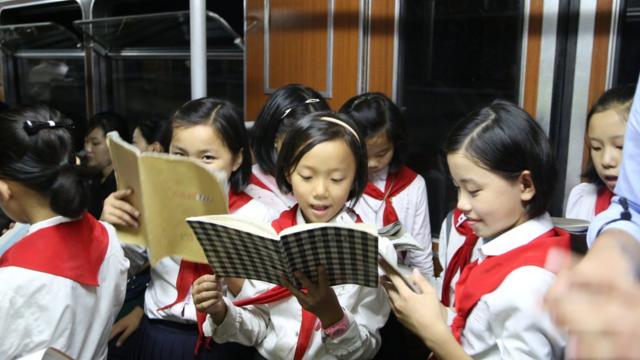 Niños en el metro de Pyongyang