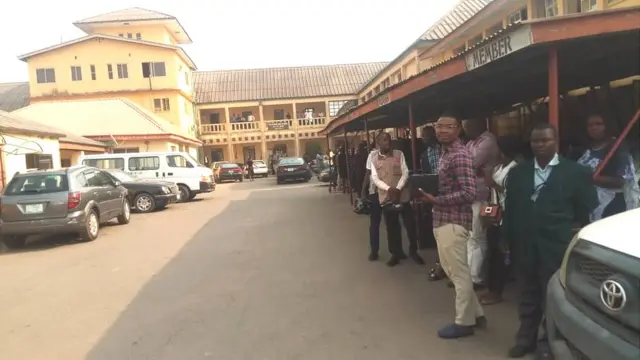 Awọn eeyan to wa nile ẹjọ, to n duro de igbẹjọ