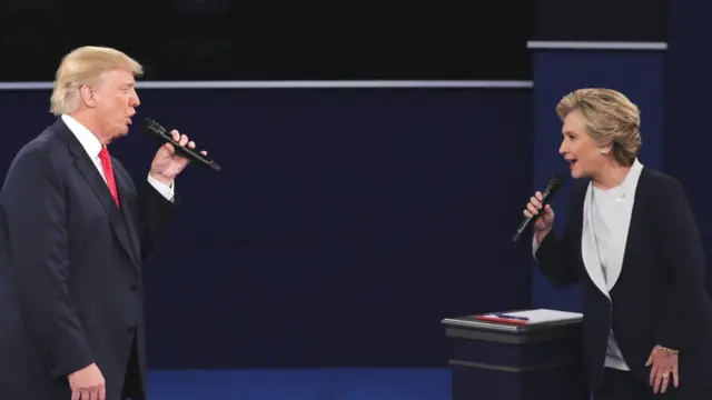 Trump iyo Clinton oo ka qaybgalaya dood labadooda dhexmartay