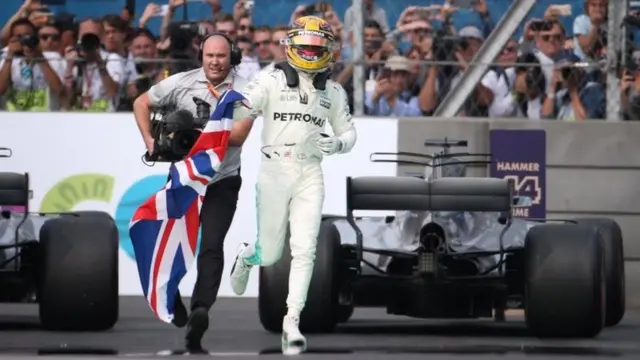 Lewis Hamilton corre por la pista de México