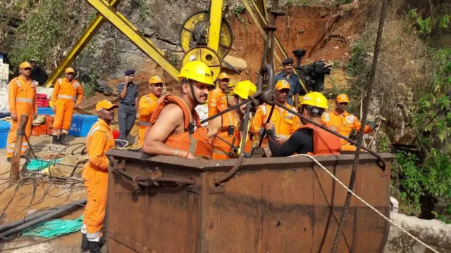একটি বেআইনি কয়লা খনিতে নেমেছিলেন ওই শ্রমিকরা।