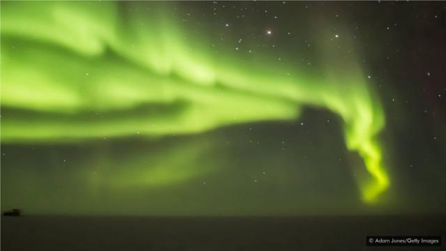 接近南北两极的极光通常呈现绿色，但塔斯马尼亚看到的极光有更多的色彩。