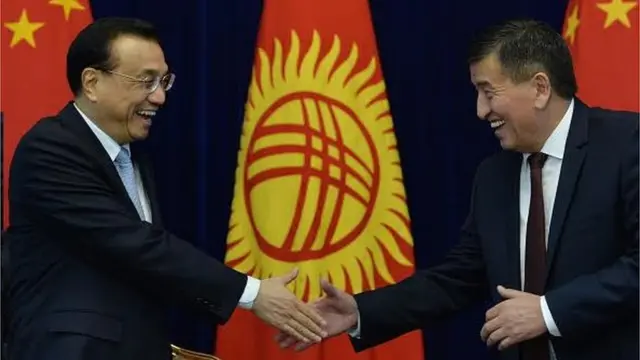Өкмөт башчы Сооронбай Жээнбеков Кытайдын премьер-министри менен кол алышууда
