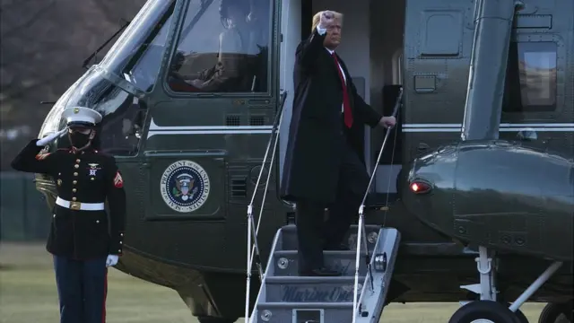 Trump abandona a Casa Blanca