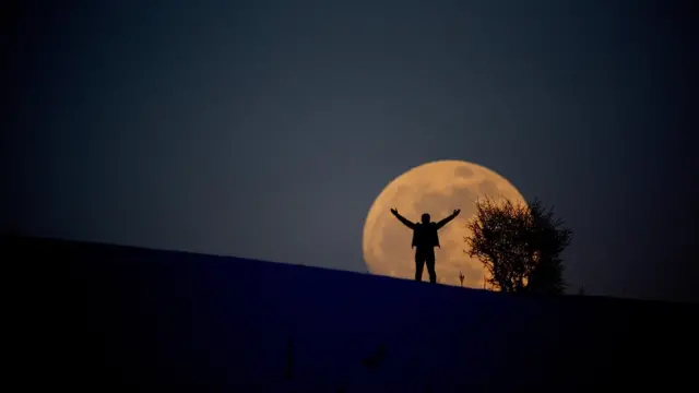 এর আগে 'ব্লাড মুন' নিয়েও অনেক আগ্রহ দেখা গেছে।