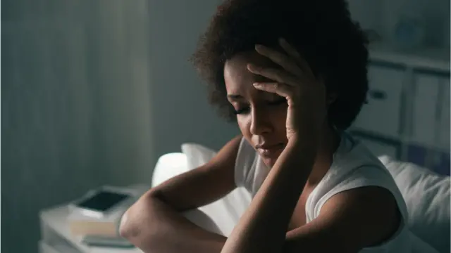 Mulher com dor de cabeça