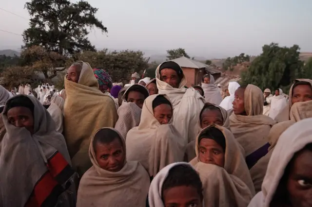 Nakon bogosluženja koje je trajalo do duboko u noć i svega par sati sna, vernici umotani u tradicionalne odore u zoru kreću na jutarnju liturgiju.