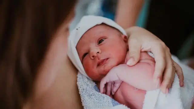 معظم الأمهات من جيل الألفية ينجبن الطفل الأول في سن متأخرة مقارنة بالجيل الذي يسبقهن