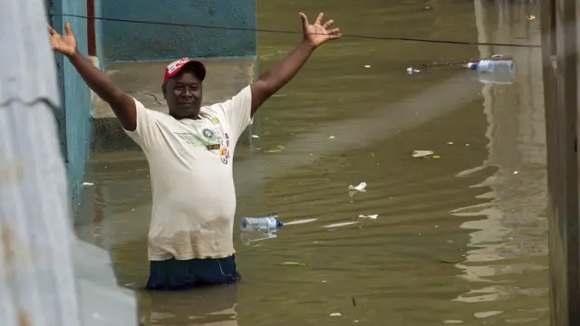 Hombre en una calle inundada en Santo Domingo.