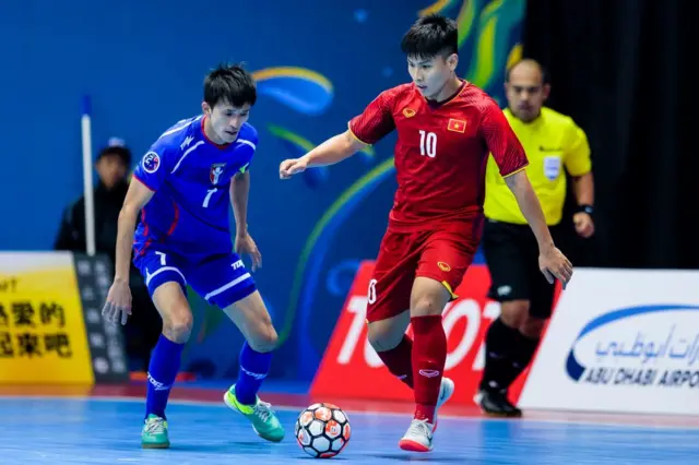Cầu thủ VN (áo đỏ) và Đài Loan trong một trận đấu giải AFC 2018