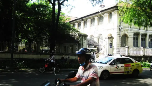 Tới nay đang có ý kiến khác nhau xung quanh vấn đề giữ hay bỏ tòa nhà có tuổi đời gần 160 năm này.