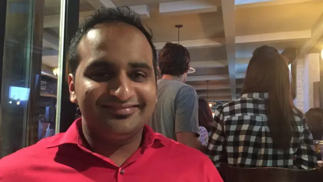 , приехал в Нью-Йорк из Пенсильвании, один из немногих в этом баре, где в основном собрались молодые сторонники Клинтон, кто открыто всем