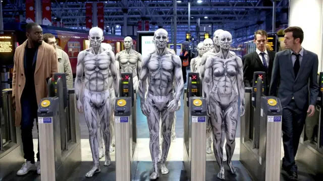 روبوٹس کے بہروپ میں ماڈل