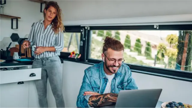 Avec un potentiel de gain statistiquement inférieur à celui des hommes, certaines femmes mettent leur carrière de côté pour permettre à leur partenaire de gravir les échelons.