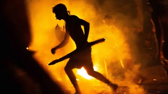 Un rito en honor a María Lionza que incluye una fogata