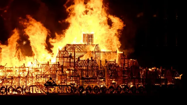 Сожжение макета Лондона на Темзе