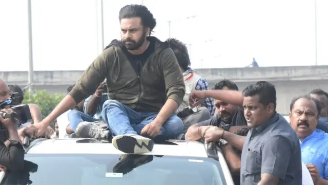 కారు మీద ప్రయాణిస్తున్న పవన్ కల్యాణ్