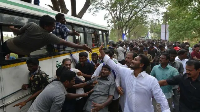 పాదయాత్ర చేస్తున్న జగన్