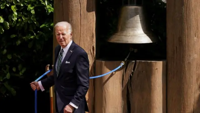 バイデン氏はアイルランド大統領府で、ベルファスト合意成立10周年を記念して設けられた「平和の鐘」を鳴らした