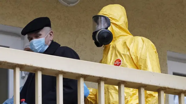 На Тернопільщині кажуть, що вже понад тиждень лікарі з пацієнтами працюють лише в захисних костюмах