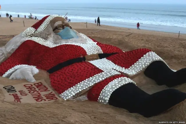 भारताच्या ओडिशामध्ये बे ऑफ बंगाल (बंगालचा उपसागर) च्या समुद्र किनाऱ्यावर अशाप्रकारे वाळूमध्ये महाकाय सँटाक्लॉज साकारण्यात आला आहे.