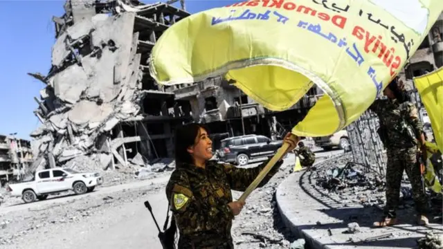 Dabaaldegyo ayaa ka dhaacay waddooyinka Raqqa markii laga saaray kooxda IS