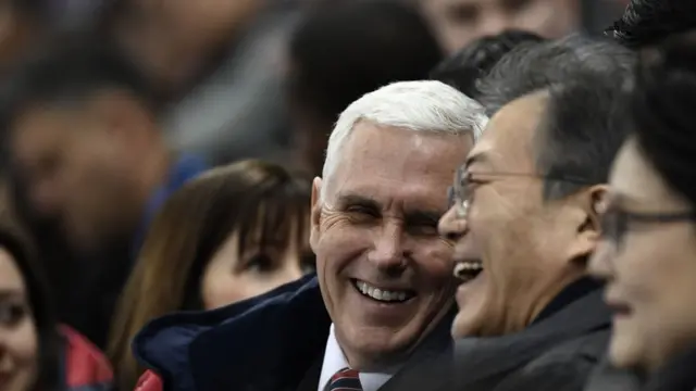 웃고 있는 펜스 미국 부통령과 문재인 한국 대통령