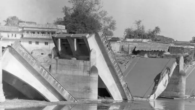 મુક્તિવાહિની દ્વારા તોડવામાં આવેલો પુલ