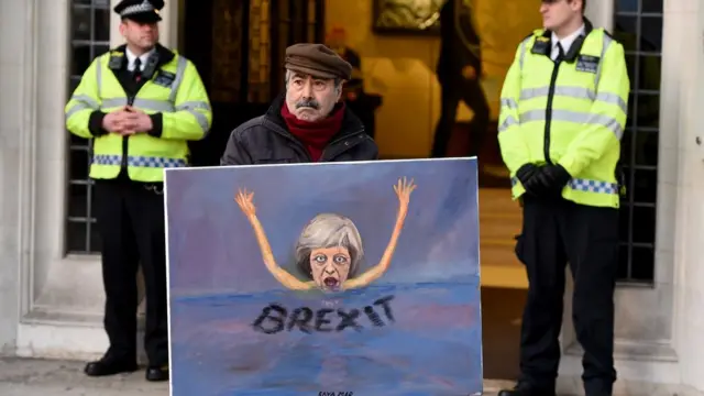 Человек с плакатом у здания Верховного суда