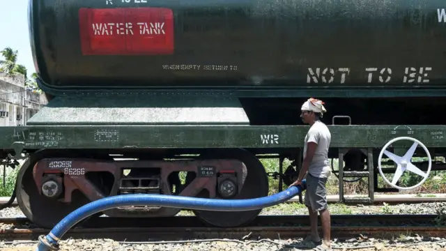 ချင်နိုင်းမြို့ဆီကို သောက်သုံးရေ လီတာသန်းပေါင်းများစွာကို တင်ဆောင်လာတဲ့ ရထား