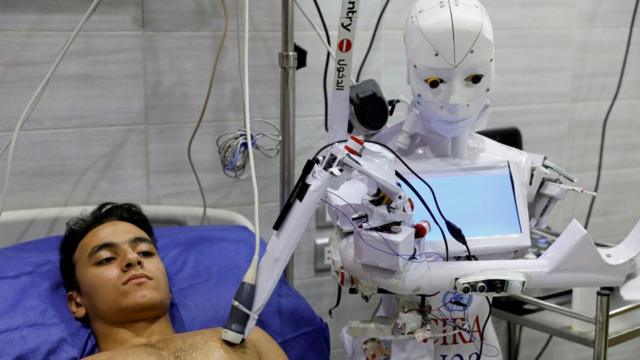روبوت يتم التحكم به عن بعد يجري فحصا لمريض يشتبه بإصابته بفيروس كورونا في مدينة طنطا بمحافظة الغربية، في دلتا مصر.