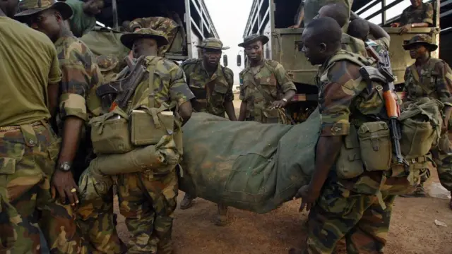 Awọn ologun n ko awọn ẹru sinu ọkọ