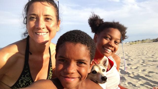 Fernando com a mãe e a irmã,pix bet365 é confiavelviagem à praia