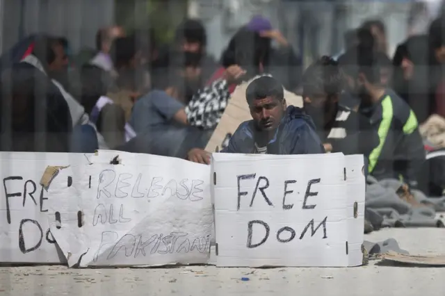強制送還されそうな移民の中にはハンストを始めた人たちもいる（7日、レスボス島）