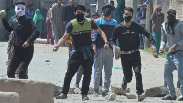 प्रदर्शन कर रहे युवा