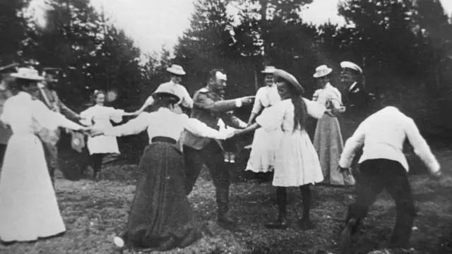 Николай II играет с детьми, 1915 год