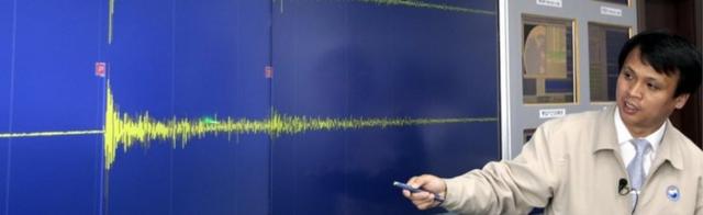 Un funcionario surcoreano, en Seúl, señala las ondas sísmicas generadas por la prueba subterránea (25 de mayo, 2009)