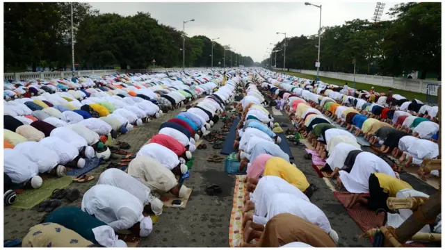 কলকাতার রেড রোডে প্রতি বছর যেভাবে ঈদ পালিত হয়ে থাকে। জুন, ২০১৯