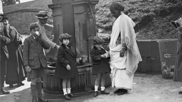 برطانوی بچے ایشیائی آیاؤں کے ساتھ