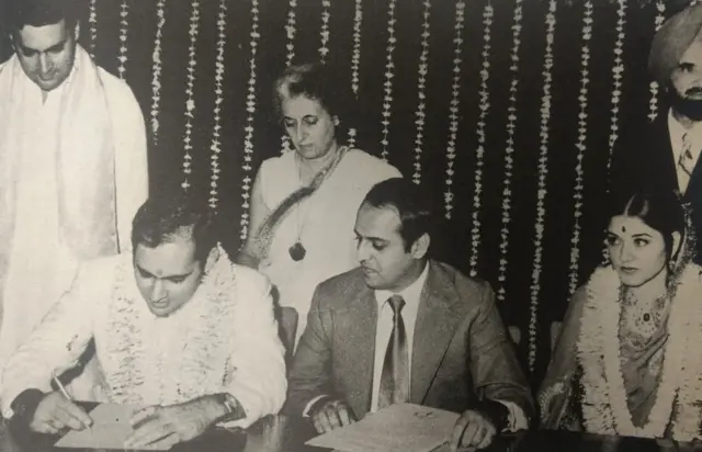 పెళ్లి సమయంలో రిజిస్ట్రార్ కార్యాలయంలో సంజయ్ గాంధీ, మేనక, ఇందిరా గాంధీ, రాజీవ్ గాంధీ, నవీన్ చావ్లా