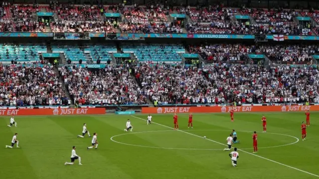 England players kneeling down ahead of the game against Denmark 덴마크전을 앞두고 잉글랜드 선수들이 무릎 꿇기 의식을 했다