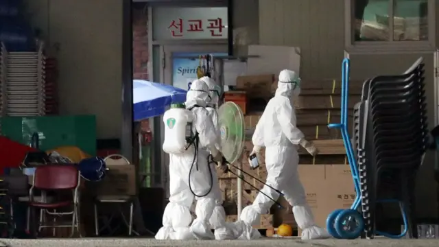 보건소 직원들이 14일 성북구 사랑제일교회에서 코로나19 방역을 하고 있다