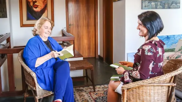 Lya Luft(à esq, em entrevista com Roseann Keneddy em 2017)