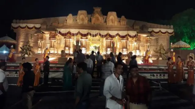 විවාහ මංගල්යය වෙනුවෙන් අලංකාර කෙරුණ හින්දු කෝවිල