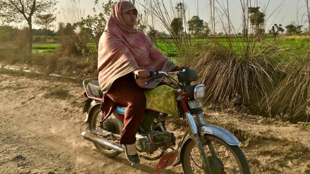فاطمہ حبیب سرگودھا کی دبنگ موٹر سائیکل سوار خاتون Bbc News اردو 